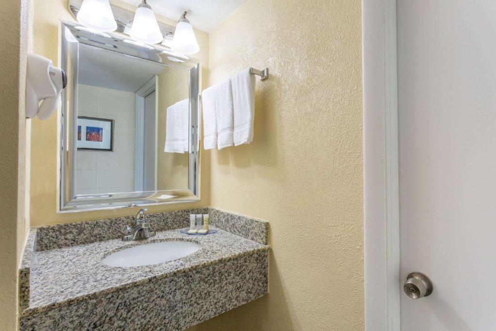 Howard Johnson by Wyndham Virginia Beach At The Beach image 10