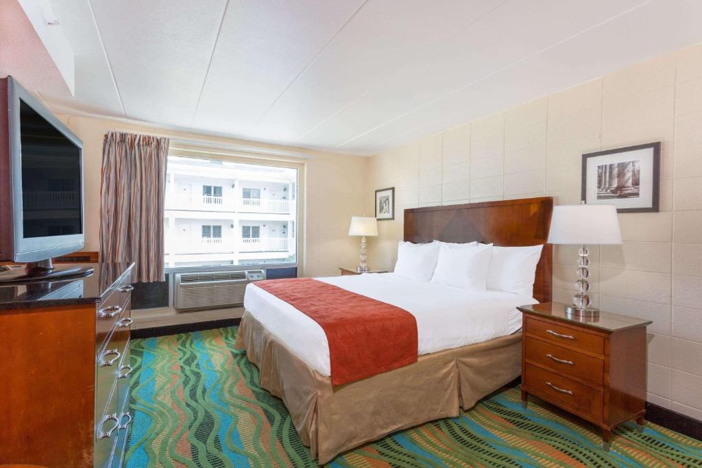 Howard Johnson by Wyndham Virginia Beach At The Beach image 11