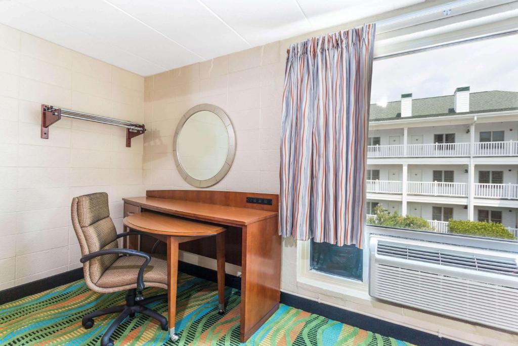Howard Johnson by Wyndham Virginia Beach At The Beach image 12