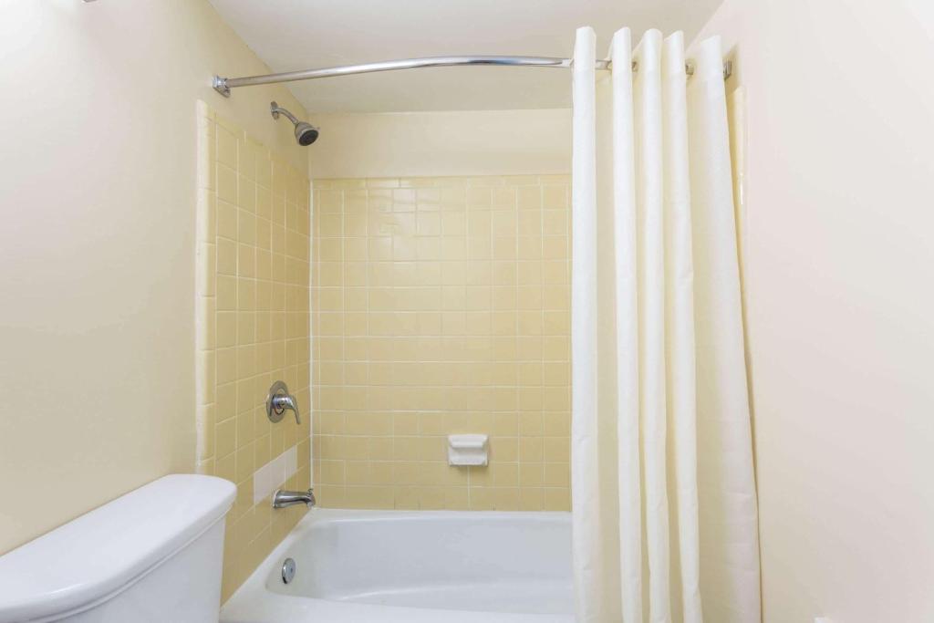 Howard Johnson by Wyndham Virginia Beach At The Beach image 13