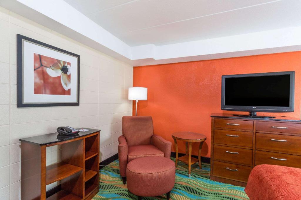 Howard Johnson by Wyndham Virginia Beach At The Beach image 14