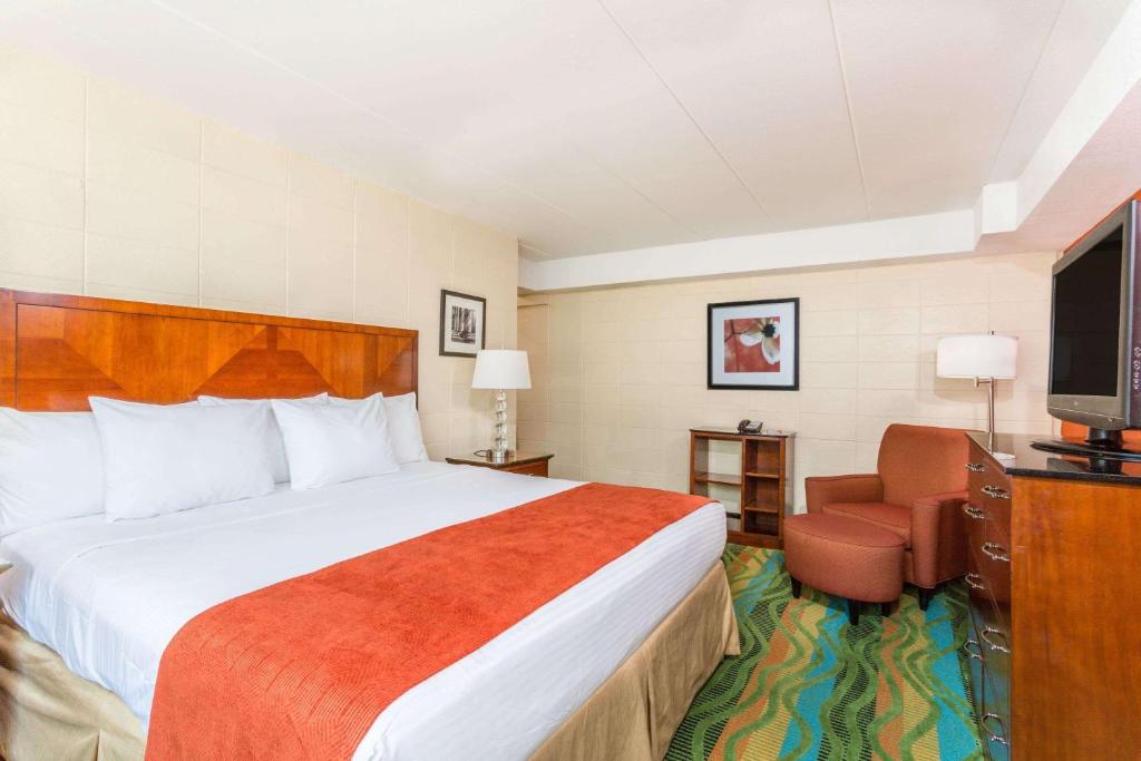 Howard Johnson by Wyndham Virginia Beach At The Beach image 15