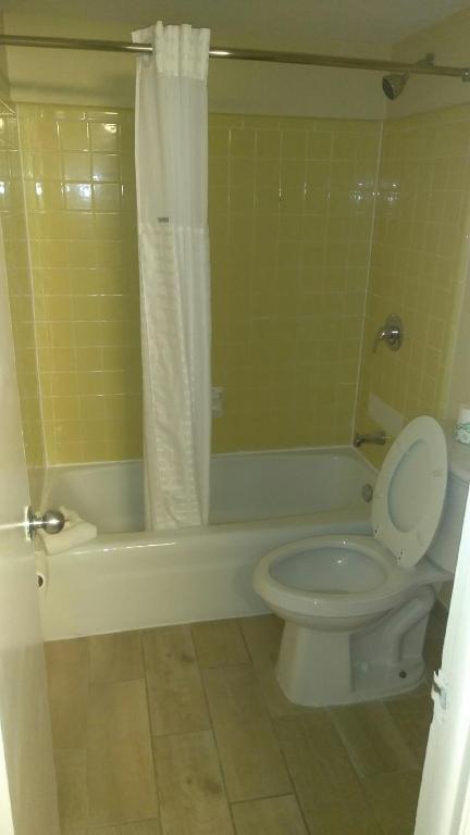 Howard Johnson by Wyndham Virginia Beach At The Beach image 21