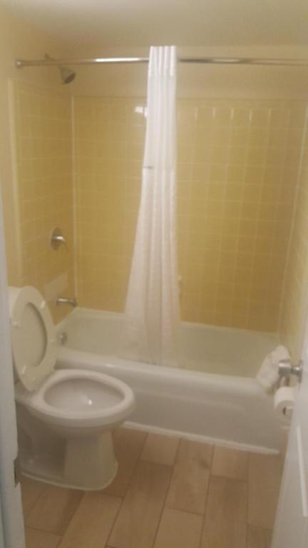 Howard Johnson by Wyndham Virginia Beach At The Beach image 25