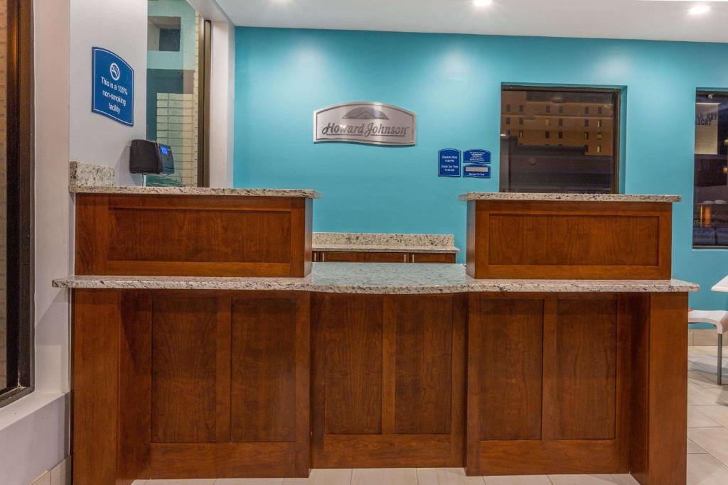 Howard Johnson by Wyndham Virginia Beach At The Beach image 6