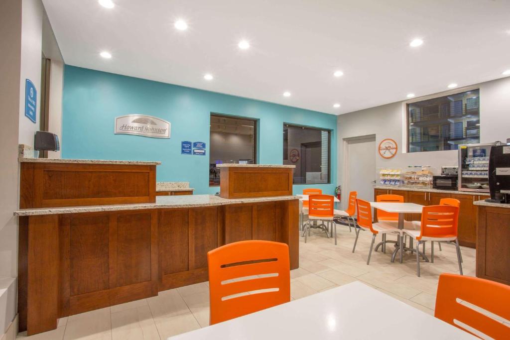 Howard Johnson by Wyndham Virginia Beach At The Beach image 9